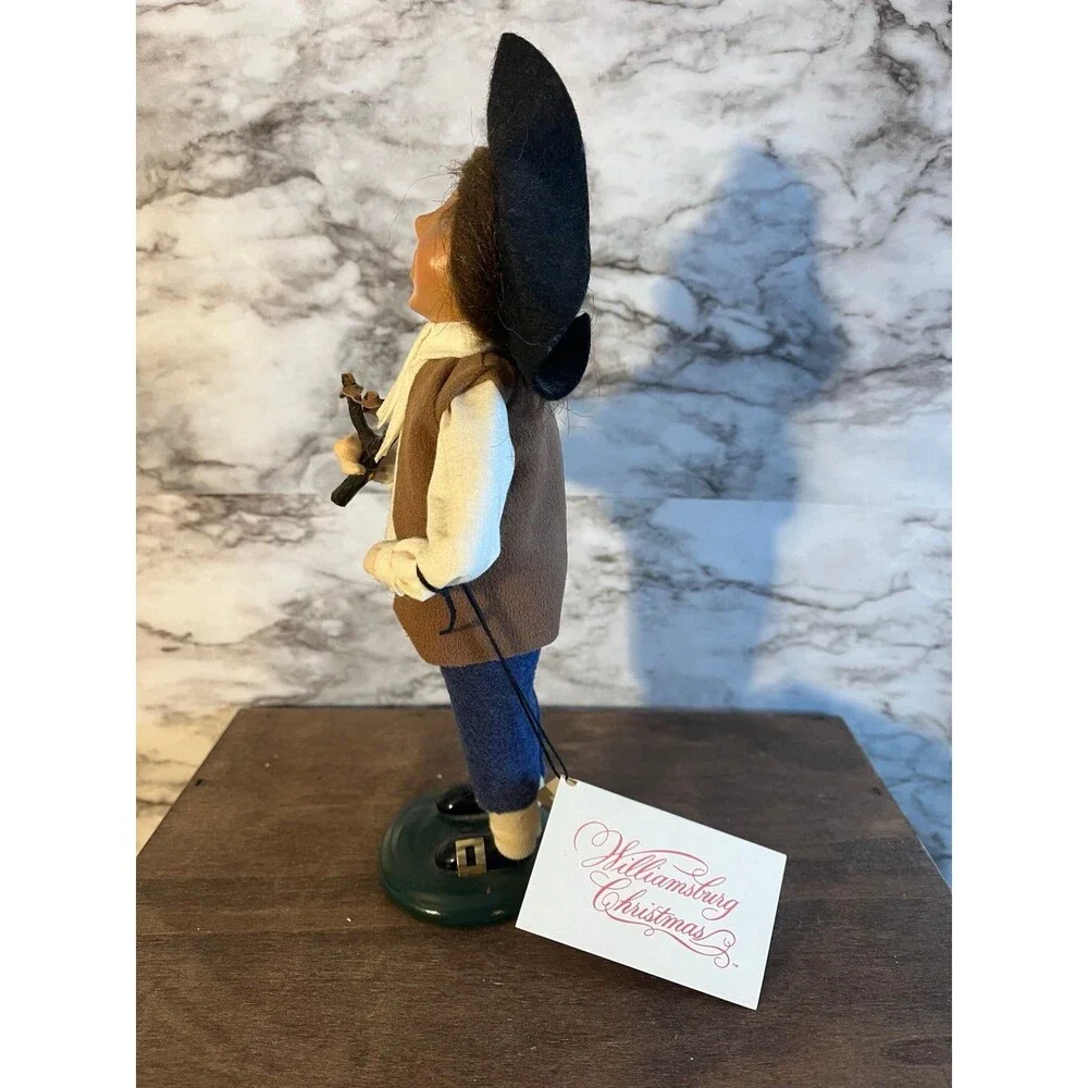 Byers Choice The Carolers 2001 Boy with Slingshot Williamsburg Christmas SIGNED